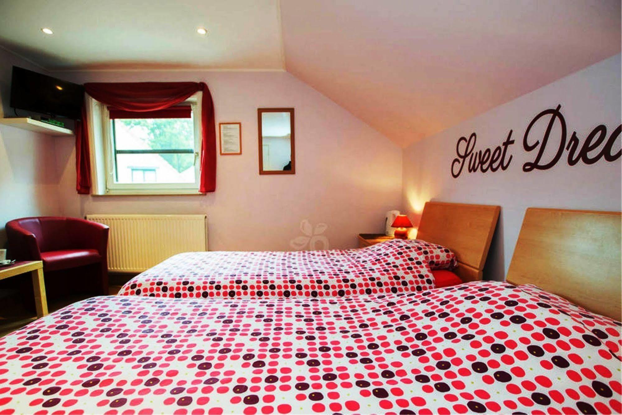 B&B Woodside Турут Екстериор снимка
