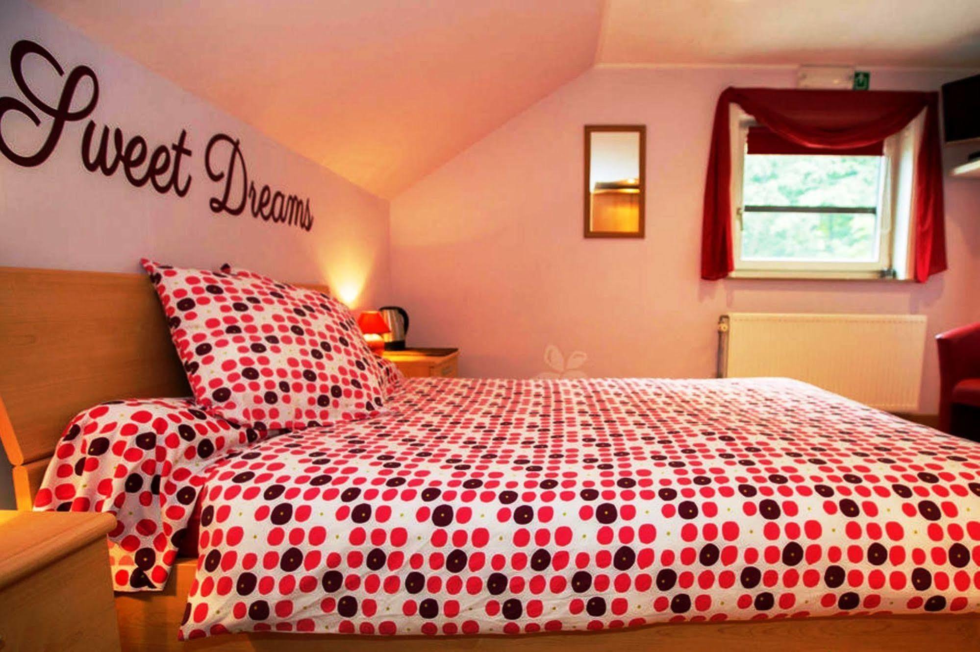 B&B Woodside Турут Екстериор снимка